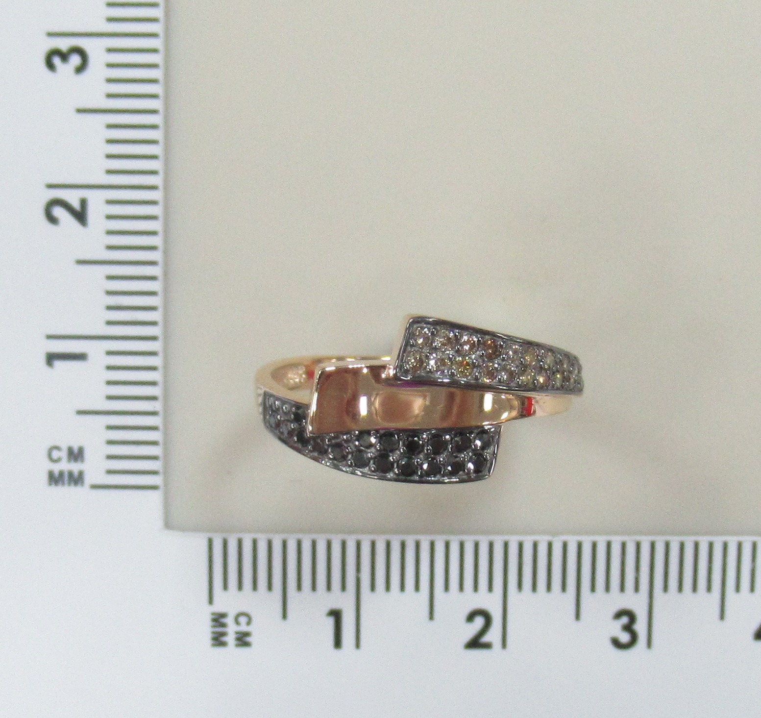 Кольцо из золота с черными и коньячными бриллиантами